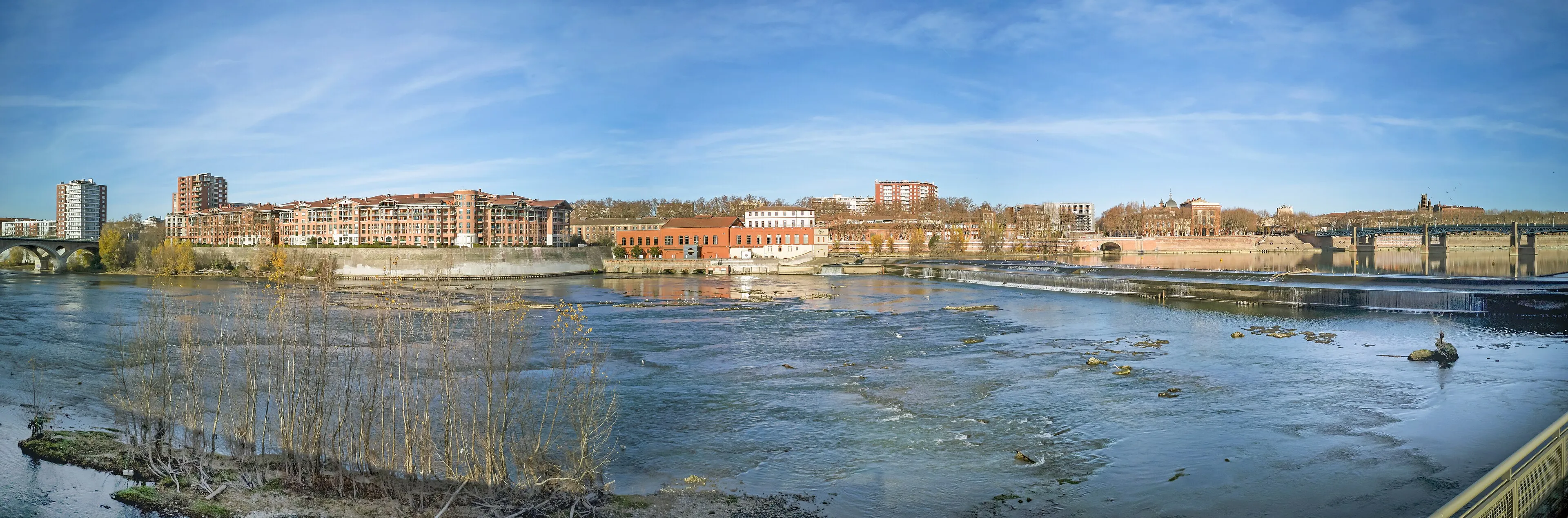 Panorama de la rive droite de la Garonne au Bazacle, Toulouse, en décembre