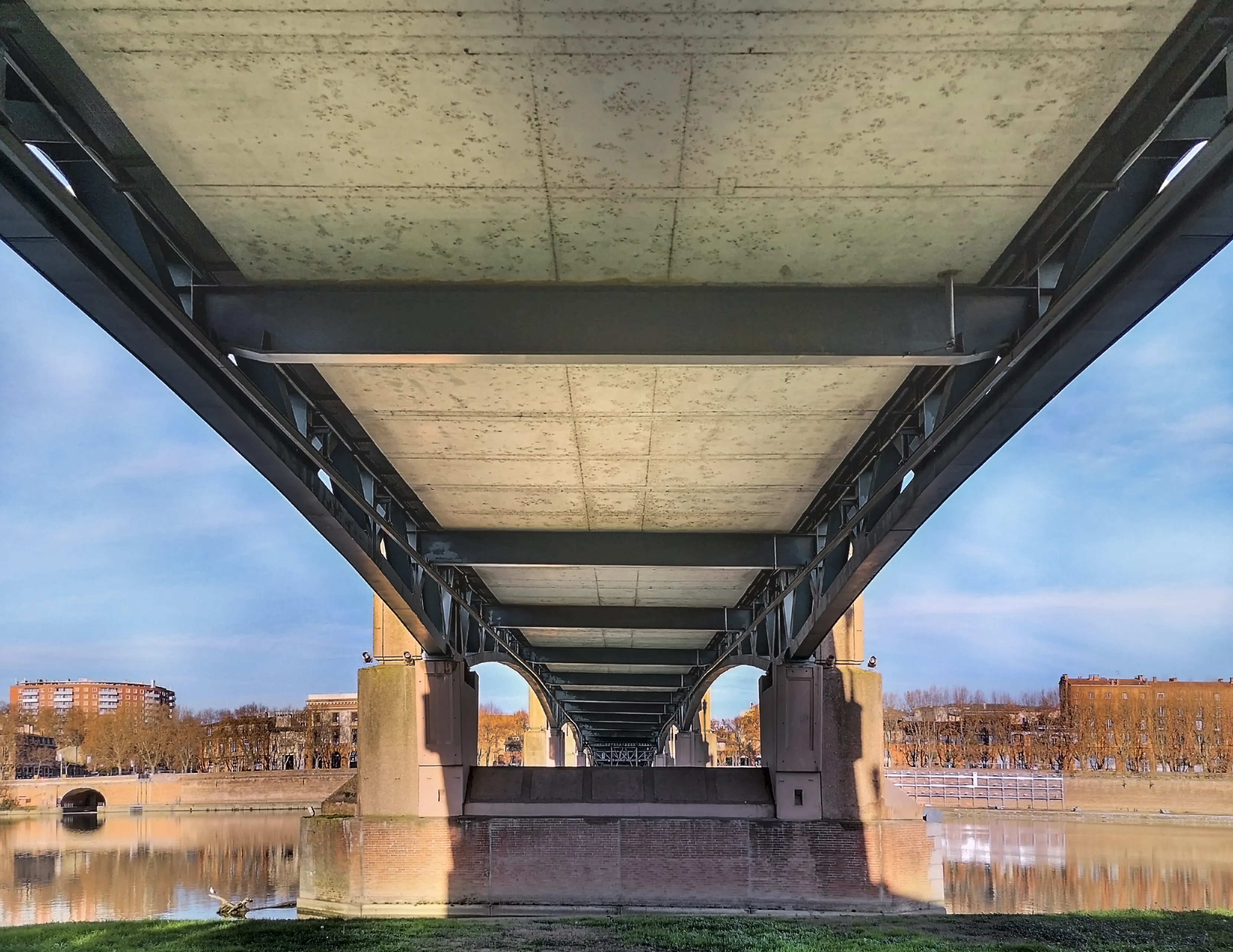 Sous-face en béton du pont Saint-Pierre, à Toulouse
